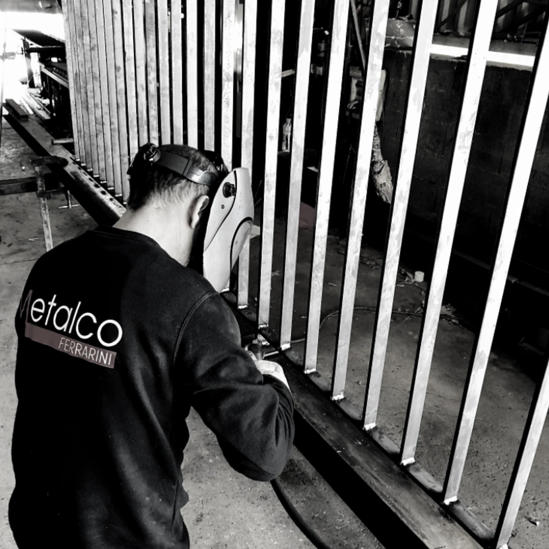 Un ferronnier en action 